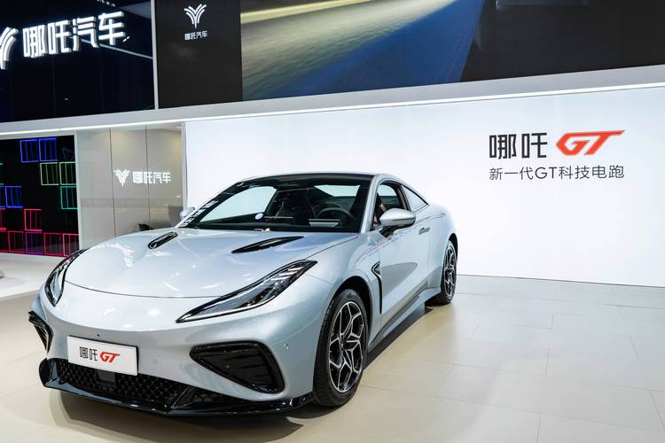 重庆311哪吒汽车在智能汽车领域的表现，领途汽车在新能源汽车市场中的影响力